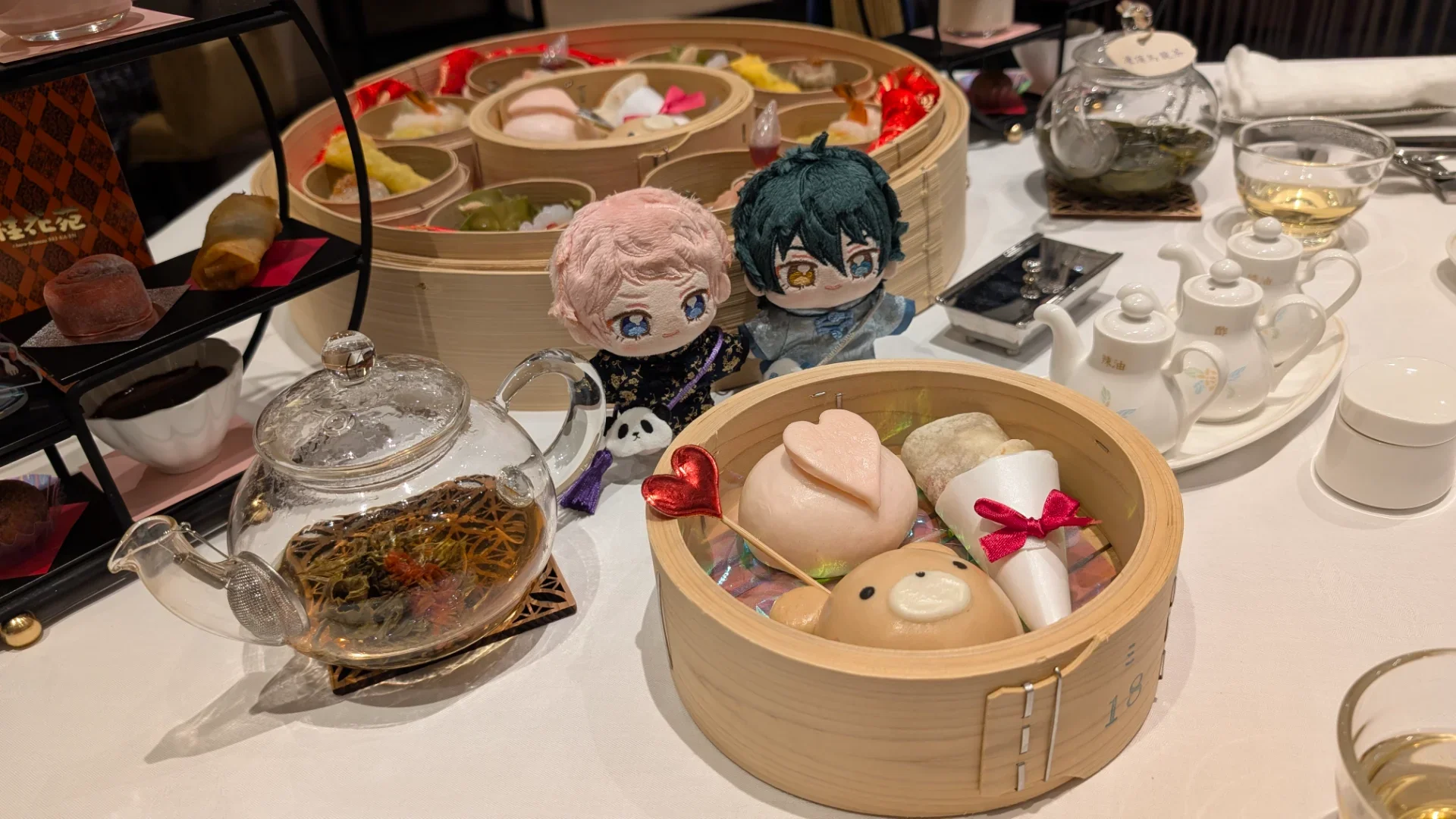 （蒸籠）大きな蒸籠に可愛い形のお饅頭や点心が