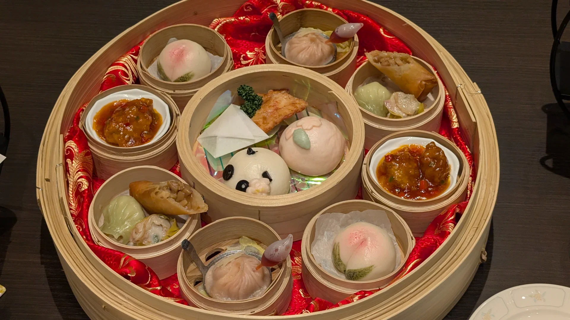 桜パンダや桃饅頭が春らしい