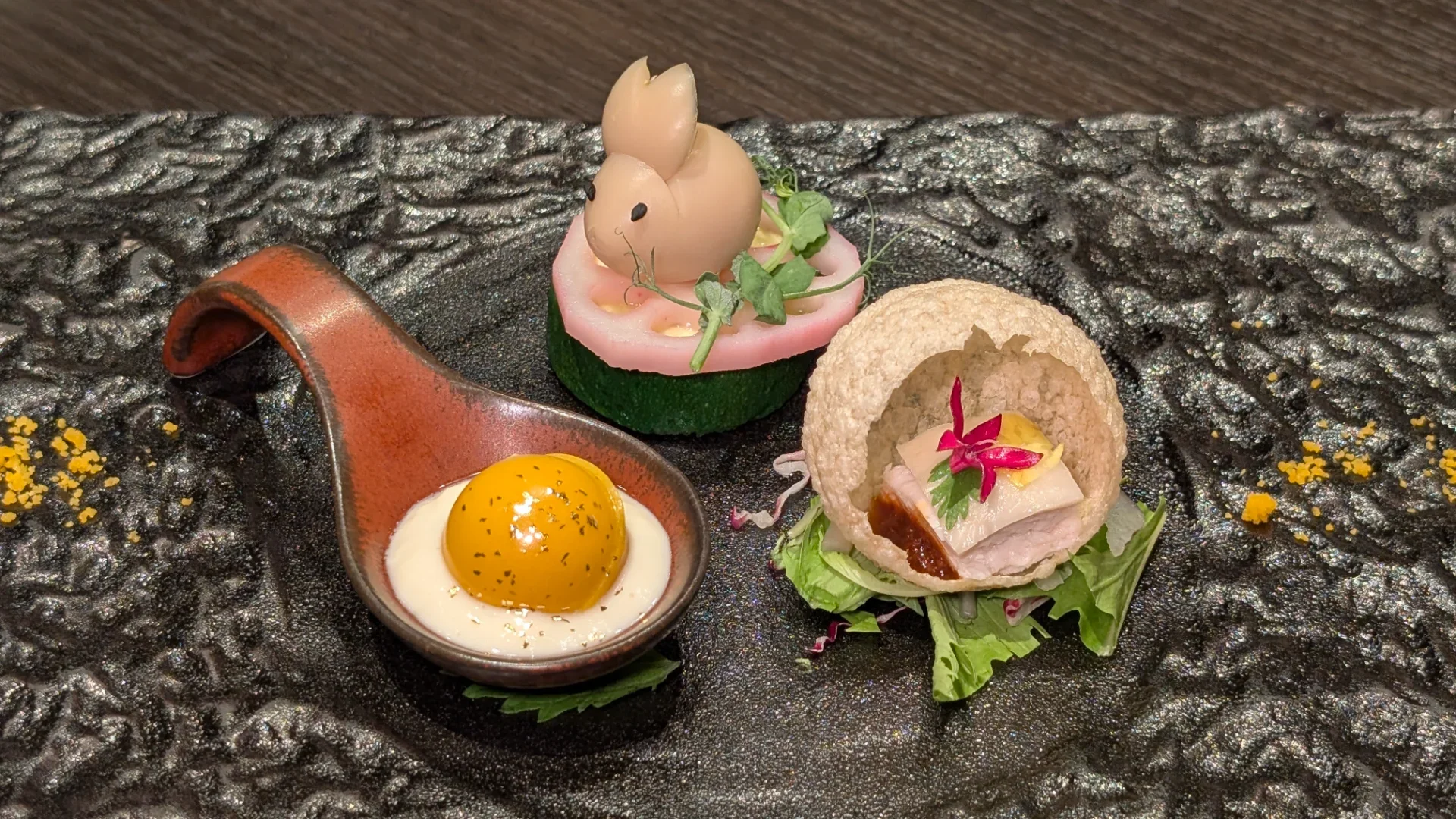 前菜はとても繊細な造りで、食べるのが勿体無いくらい