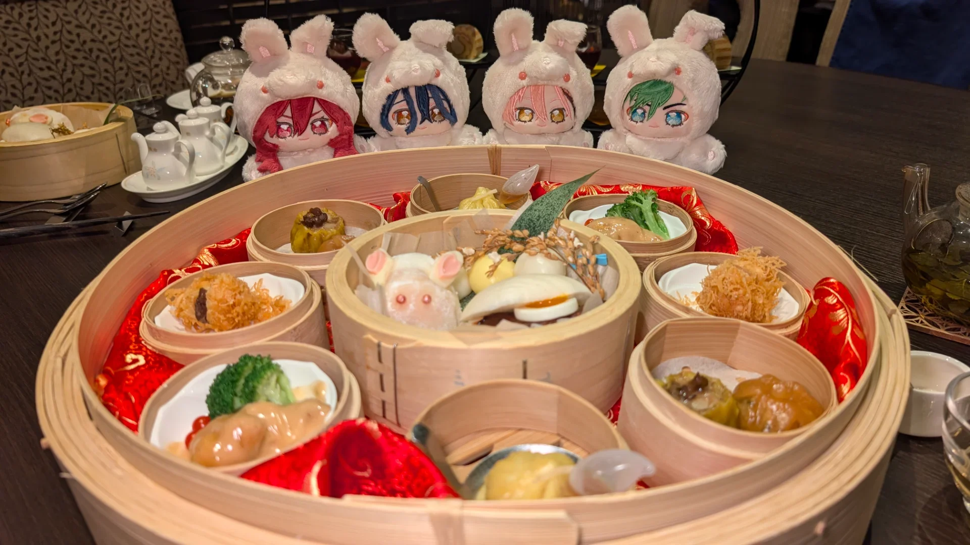 ぬい4体で囲んでも余裕のボリューム感を持つ蒸籠