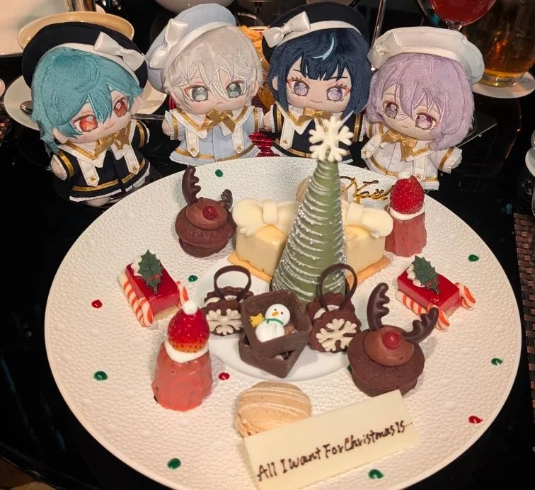 クリスマスのスイーツプレートを囲むエスプリちゃん達
