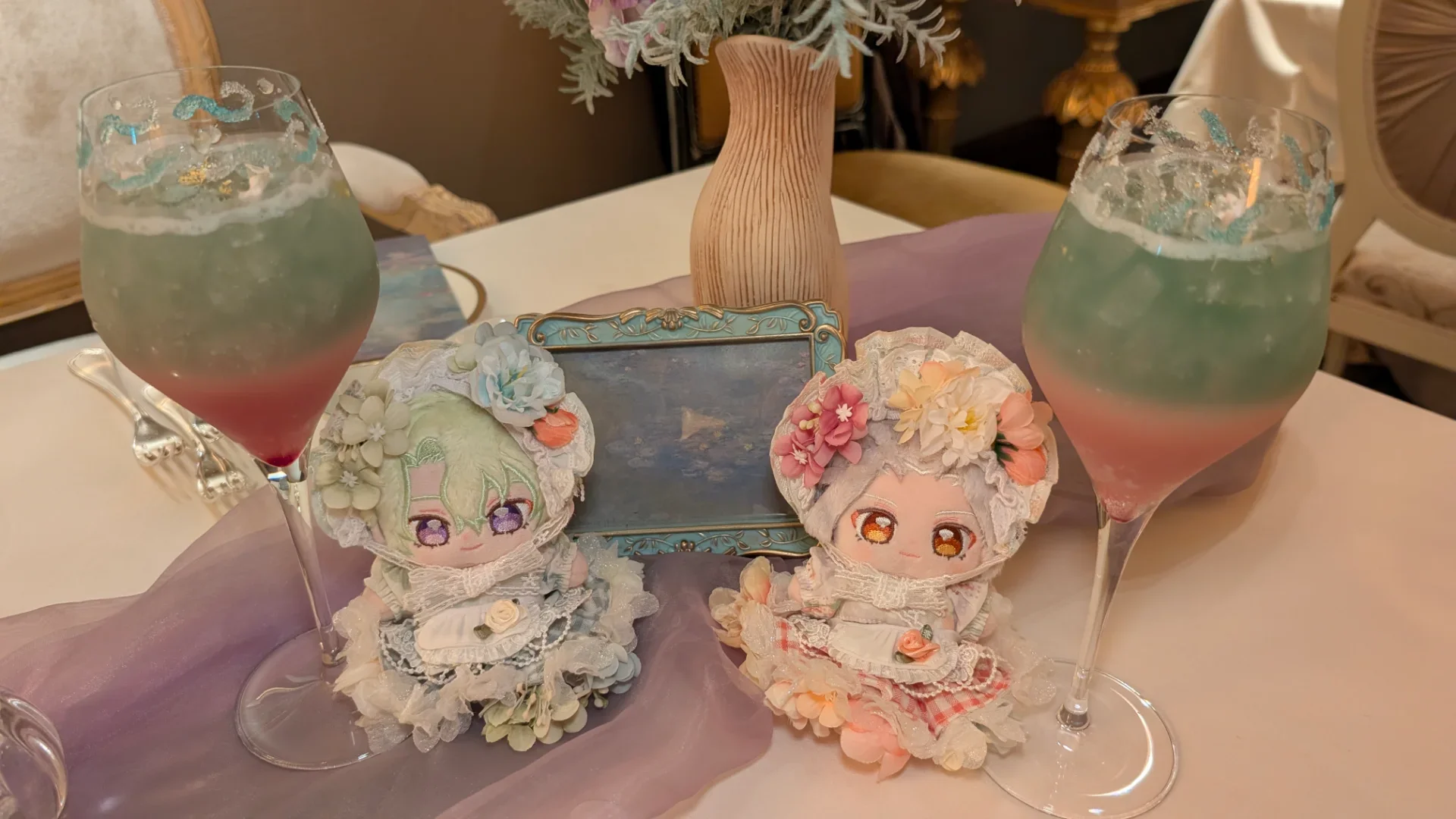 モネの睡蓮の池の前で佇んでいるよう