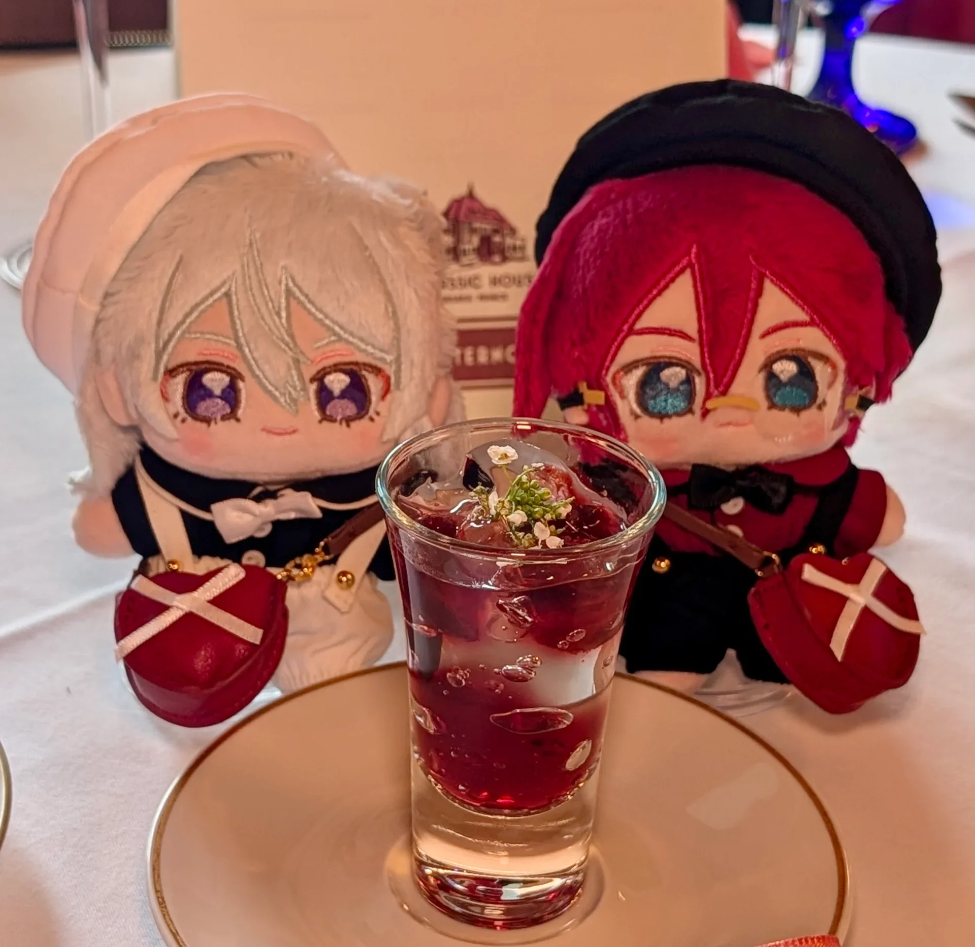 仕上げに一吹き。華やかな香りが漂うローズジュレ