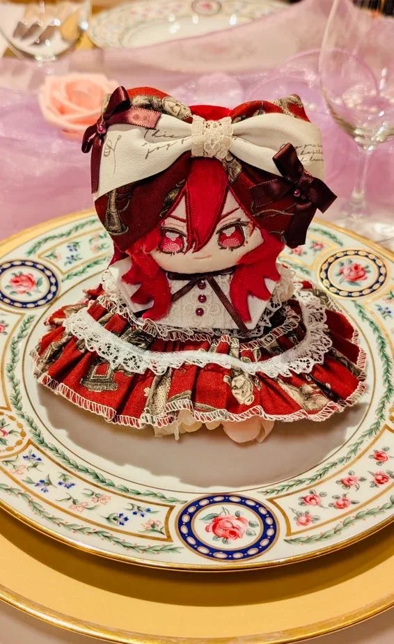 華やかなショープレートに鎮座する望見さん