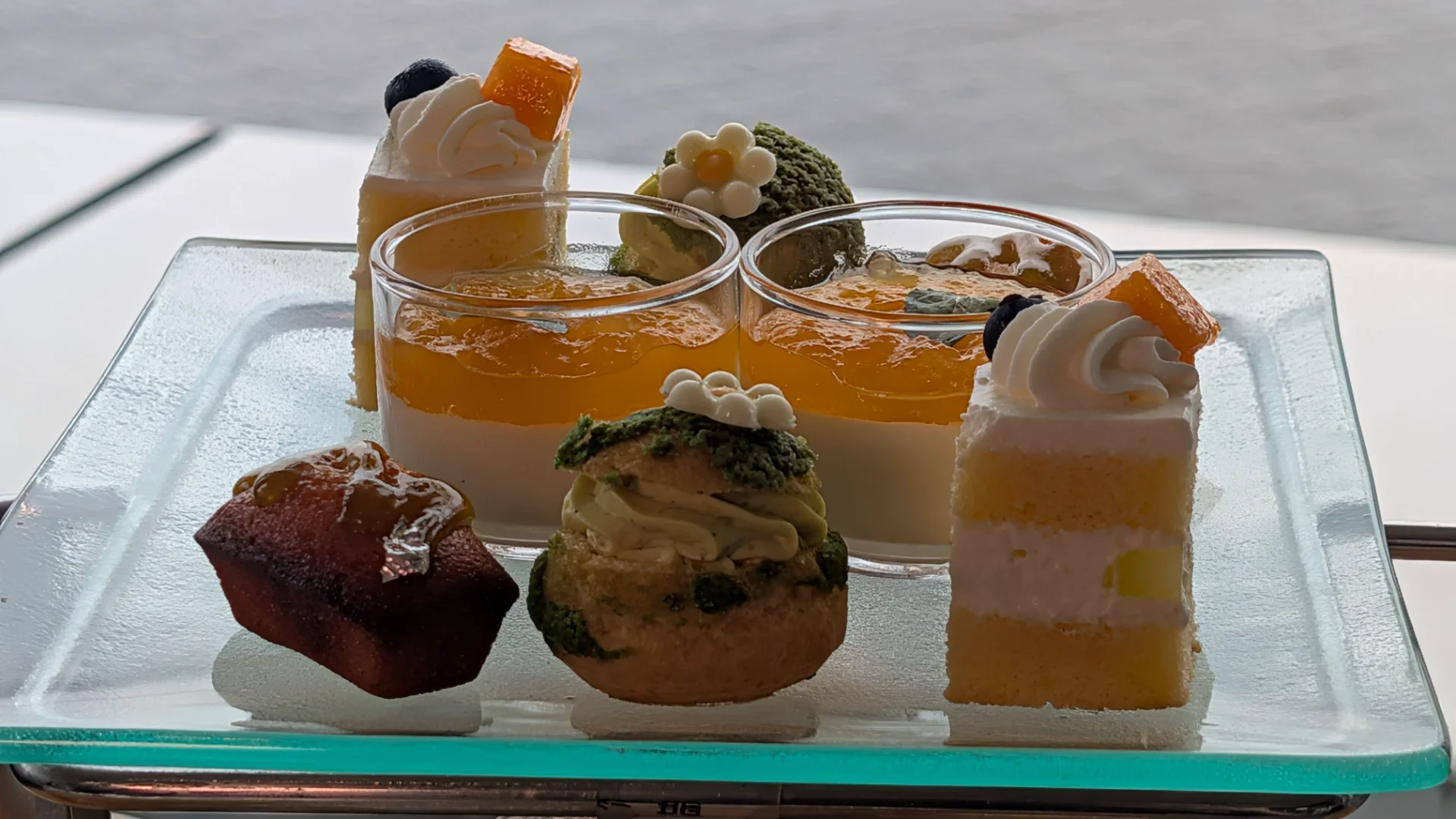 ガラスのお皿が涼しげで夏のアフタヌーンティーにぴったり