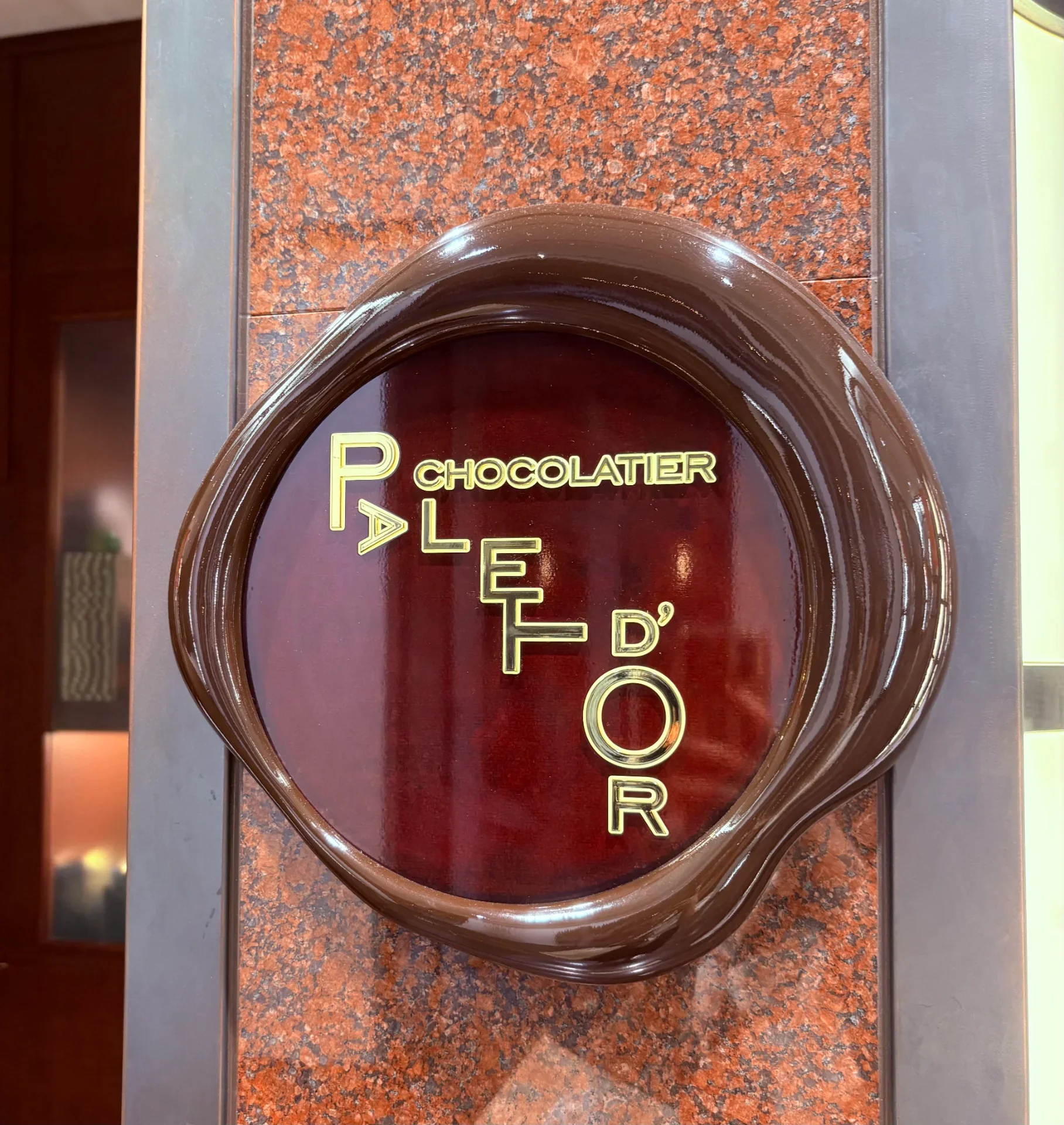 メロアスのユニットロゴ感があるお店のロゴ