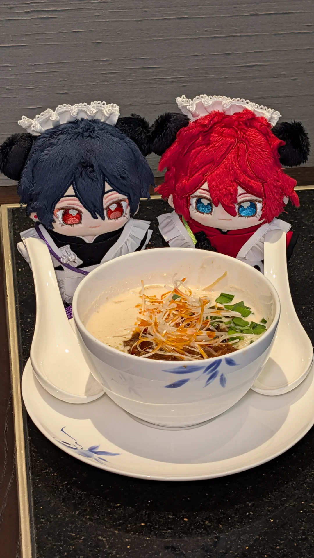 兄コンビも担々麺に興味津々です
