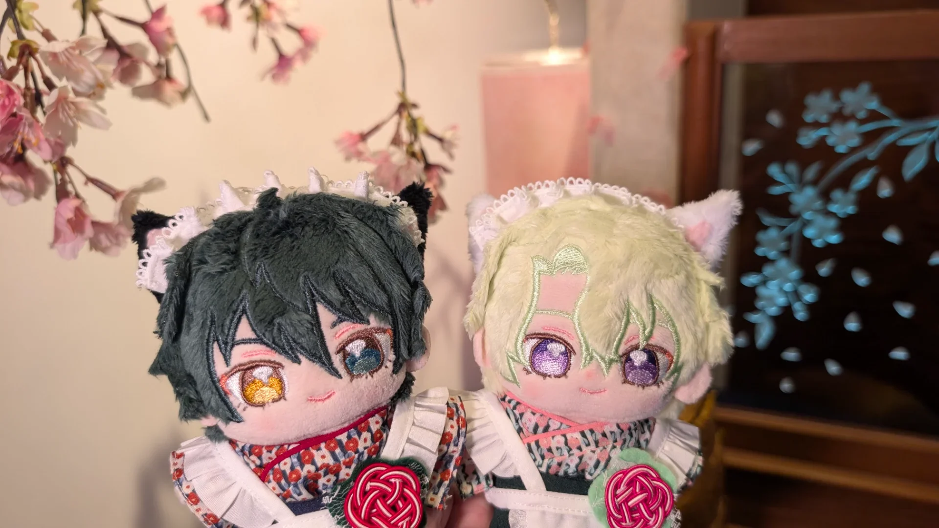 エントランスの桜飾りの前で