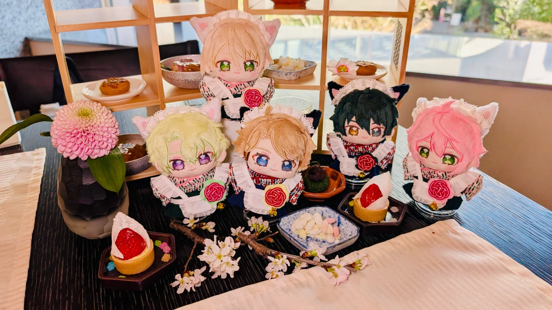 藍良を台座の上に立たせています