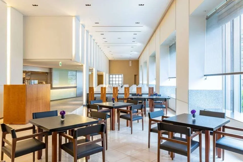 公式写真。実際にはテーブル間に仕切りがありました