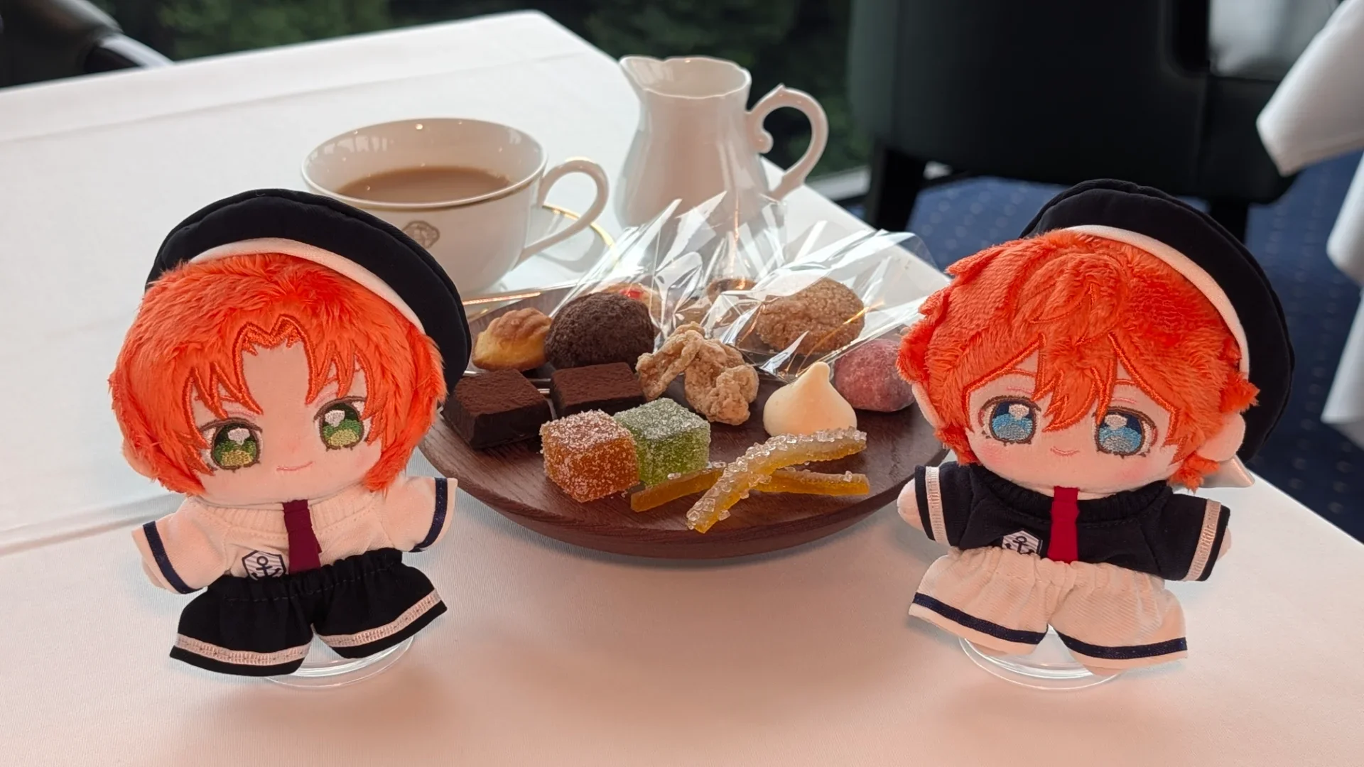 お皿いっぱいの小菓子にぬい達もワクワクです。
