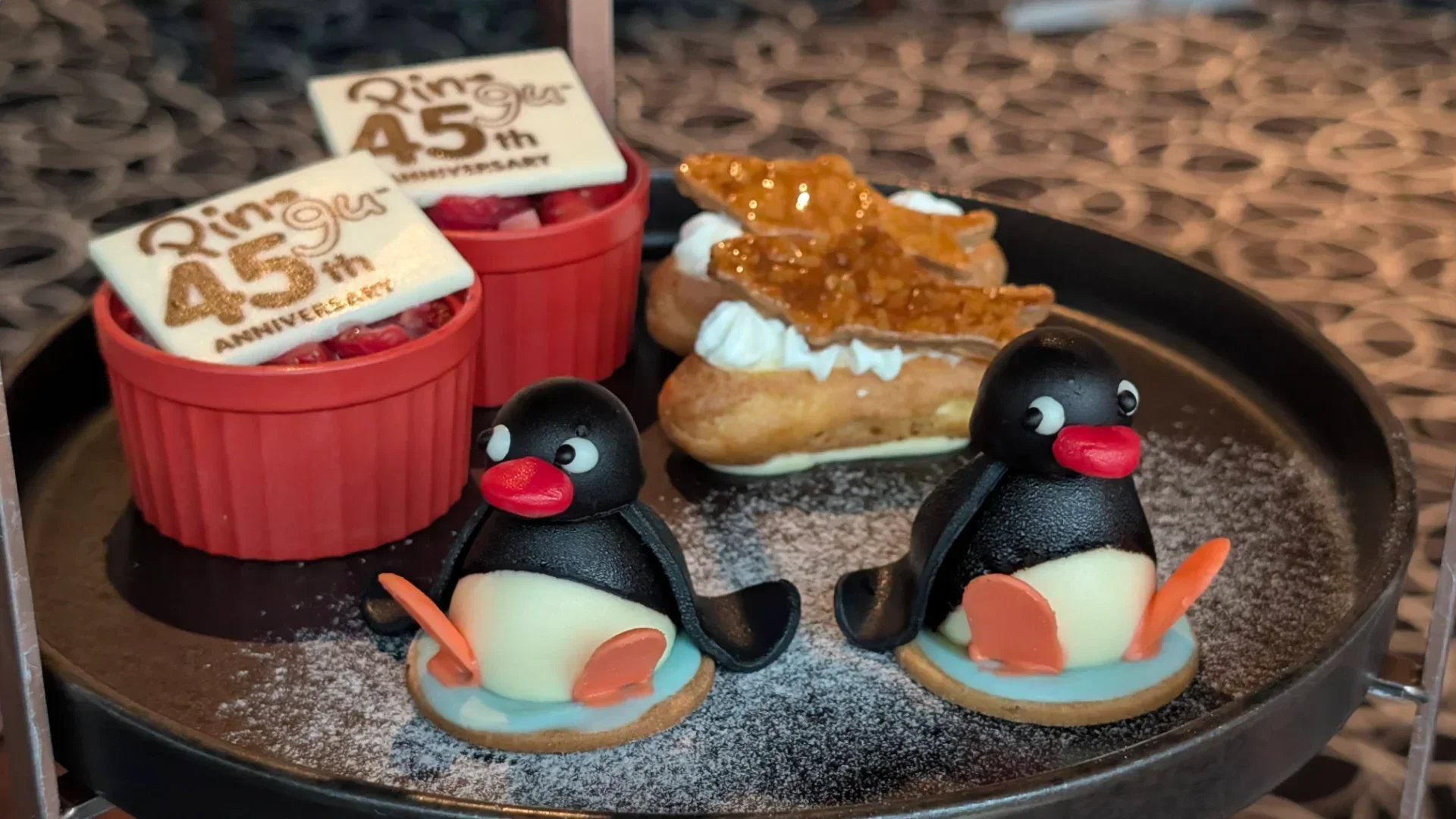こちらは第一弾。ピングーの可愛いケーキが鎮座