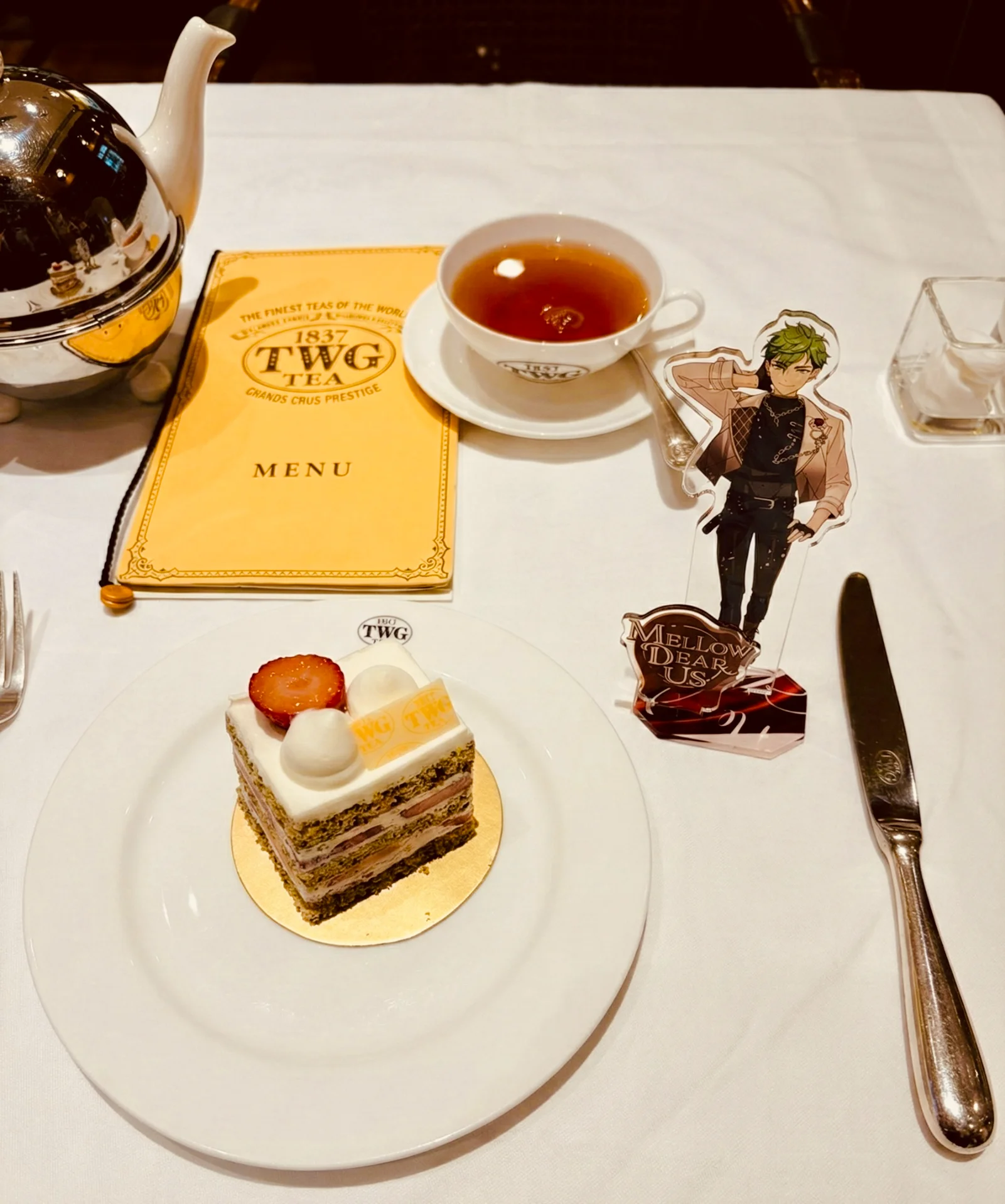 アクリルスタンドとの撮影時も黄色が映えます